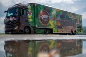 Klęczany: Ciężarówka pełna słodyczy z wizytą w Domu Dziecka